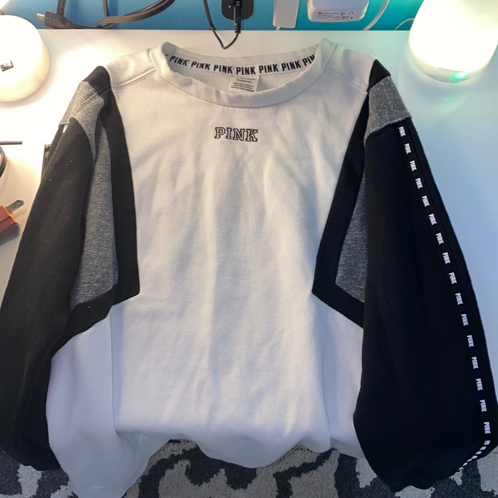 VICTORIA’S SECRET CREWNECK🌸